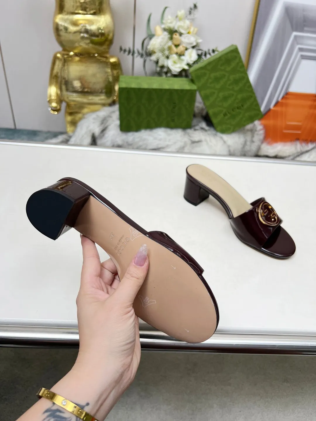 👟👟Ex-factory price 360👟👟 Genuine leather sole +40 Gucci 𝟐𝟎𝟐5 new spring and summer double G buckle round toe medium heel slippers, this G family series of slippers are so beautiful, high-end must buy~ The double G Logo is so beautiful on the feet, a classy style! The buttons have the GUCCI logo. Fabric: Cowhide Lining: Sheepskin lining Sheepskin pad Heel height: 5CM Sole: Italian genuine leather outsole Size: 35-44 [42 43 44 customized]